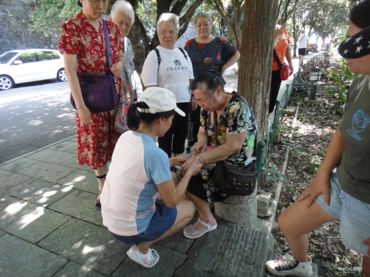 桂林街头宠物狗突然窜出吓晕老人好心市民紧急施救值得点赞